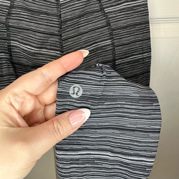 Lululemon sz.4 Legging w/Mesh 25” inseam EUC - Picture 4 of 5